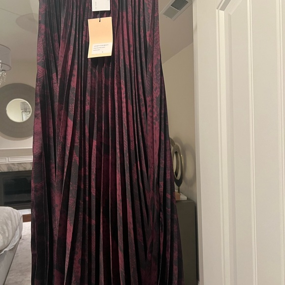 Burgundy pleated midi skirt - Picture 3 of 4